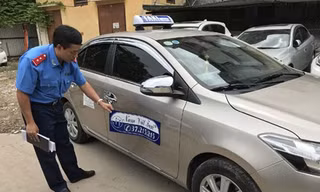 Chiếc taxi dù bị tạm giữ tại cơ quan chức năng. Ảnh: Thùy Linh