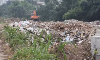Bãi rác khổng lồ tại nơi Dự án kênh La Khê 'dậm chân tại chỗ'