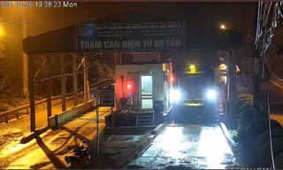 Xe chở rác vào đổ tại bãi Nam Sơn tối 26/10