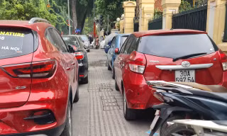 Bãi ô tô tự phát 'chặt chém' quanh Bệnh viện Xanh Pôn