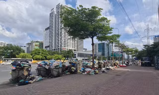 Rác thải ngập đường Phạm Hùng nhiều ngày qua