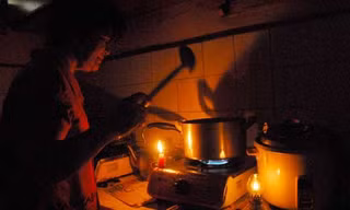 Nắng nóng gần 40 độ, người dân Hà Nội vẫn chịu cảnh mất điện