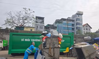 Người dân tổng vệ sinh đón Tết, công nhân môi trường gồng mình dọn rác