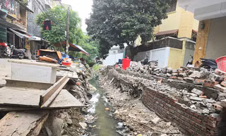 Chủ tịch Hà Nội chỉ đạo xử lý kênh ô nhiễm giữa khu dân cư