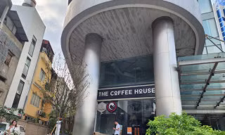 Vụ vỡ kính quán cafe làm khách bị thương nặng: Không có hoạt động sửa chữa