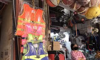 Áo phao tăng giá mạnh trong dịp mưa lũ. Ảnh: LĐ