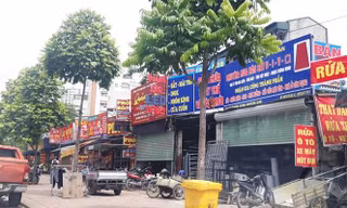 Nhếch nhác trên phố Nguyễn Hoàng. Ảnh: Sỹ Lực