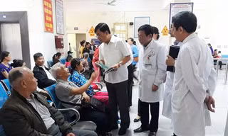 Lãnh đạo Sở Y tế Hà Nội kiểm tra khâu đón tiếp bệnh nhân tại một bệnh viện