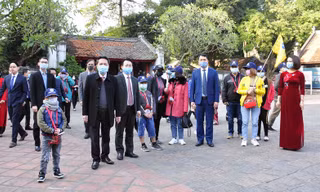  Đoàn khách du lịch đầu tiên đến Hà Nội năm 2021 thăm quan Văn Miếu