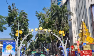 Trang trí đón Tết tại ngã tư Bà Triệu - Lê Đại Hành