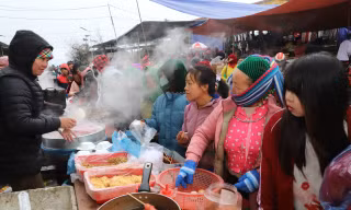Xúng xính váy áo đi chợ phiên vùng cao Lũng Pù (Hà Giang) ngày cận Tết