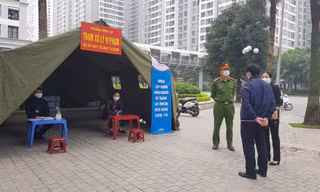 Người dân tụ tập uống nước đoạn trước cổng Bệnh viện Nhi Trung ương