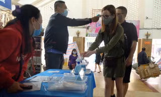 100% khách đeo khẩu trang, rửa tay trước khi vào chợ Đồng Xuân