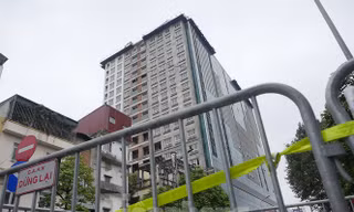 Phong tỏa phố Lê Trực. Ảnh Hoàng Mạnh Thắng