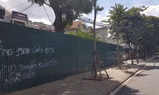 Dự án mương Nghĩa Đô bị quây rào hơn 3 năm nay.