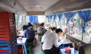 Quán bún chả trong xe khách bị xử phạt 2,5 triệu đồng