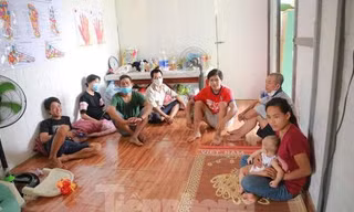 Nhiều người lao động được hỗ trợ quà, tiền thuê nhà. Ảnh minh họa