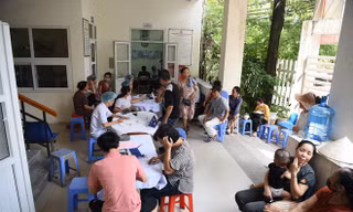 Người dân đến khám bệnh tại Trung tâm y tế phường Hạ Đình