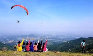Dù lượn tại huyện Chương Mỹ. Ảnh: Dù lượn Hà Nội