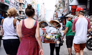 Hàng rong mời chào du khách. Ảnh minh họa
