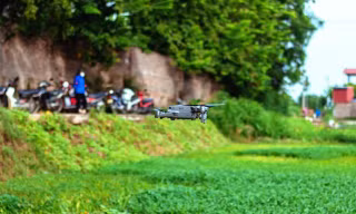 Flycam lần đầu được sử dụng giám sát khu vực cách ly tại Mê Linh