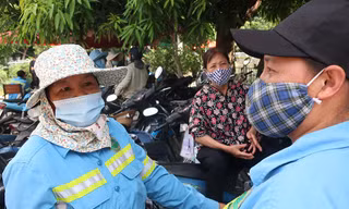 Các công nhân vệ sinh được nhận lương nợ lần 2 vào ngày 7/7