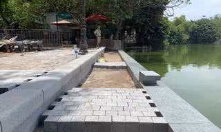 Sau kè bê tông đúc, vỉa hè, đường dạo Hồ Gươm được lát đá tự nhiên