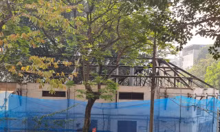 Nơi có bức phù điêu đang bị phá dỡ phần mái