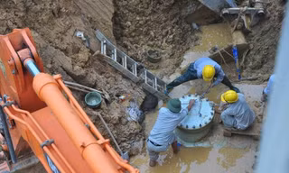 Khắc phục sự cố đường ống nước sông Đà. Ảnh minh họa