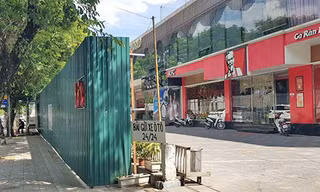 Mương Nghĩa Đô bị quây rào nhiều năm, vừa gây mất mỹ quan, vừa thiệt hại lớn cho doanh nghiệp. Ảnh minh họa.