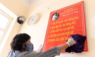 Trường THCS Văn Quán (Hà Đông) hoàn tất những công việc lau dọn cuối cùng. Ảnh: Tiến Tuấn