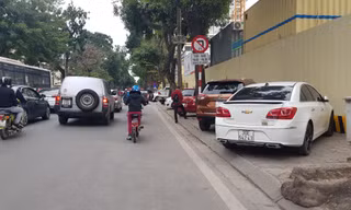 Ô tô đỗ "ngay ngắn" trên vỉa hè trước cổng đền Kim Liên (quận Đống Đa, Hà Nội)