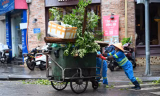 Hà Nội: Căng mình dọn dẹp sau bão 