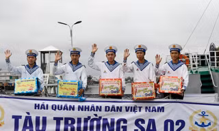Vùng 2 Hải quân thăm, chúc Tết nhà giàn DK1 và huyện Côn Đảo