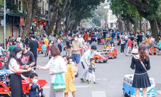 Phố đi bộ quanh khu vực hồ Gươm ngày đầu mở cửa. Ảnh minh họa