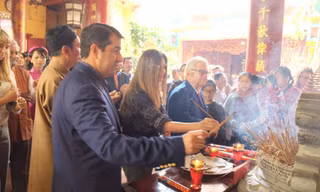 Gần 30 Đại sứ các nước đi lễ đầu năm