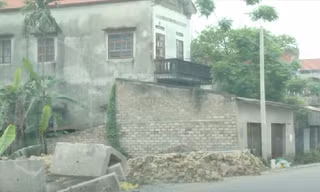 Hà Nội: Cụ ông 80 tuổi gần 40 năm mang đơn đi đòi đất bị hàng xóm lấn chiếm