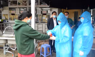 Người dân vào Bệnh viện đa khoa Sơn Tây sẽ phải đo thân nhiệt, khai báo y tế và đóng dấu xác nhận đã được kiểm soát. Ảnh: Đức Vân - Vũ Tuyết