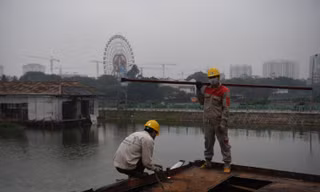 Cận cảnh tháo dỡ bến du thuyền ‘ma’ nhiều năm ở hồ Tây