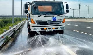Ngày đầu Hà Nội rửa đường: Nhiều tuyến phố giảm nhiệt 3 - 5 độ C