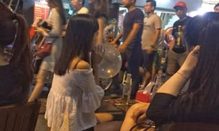 Thanh niên hút bóng cười ở phố cổ Hà Nội. Ảnh: Trần Hoàng