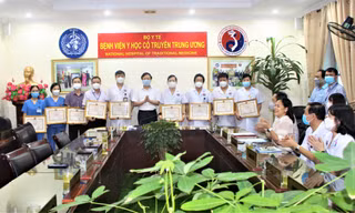 Bí thư Quận ủy Hai Bà Trưng Nguyễn Văn Nam trao Giấy khen tặng 1 tập thể và 10 cá nhân của Bệnh viện Y học cổ truyền trung ương.
