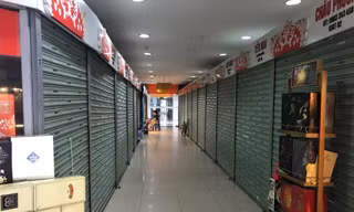 Cảnh đìu hiu ở 'chợ kết hợp trung tâm thương mại' 