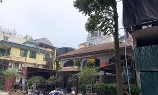 Một biệt thự nhóm 3 trên phố Tăng Bạt Hồ (quận Hai Bà Trưng) đang sửa chữa làm nhà hàng. Ảnh minh họa