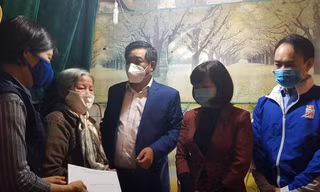 Ông Đinh Hồng Phong, Phó Chủ tịch UBND quận Hoàn Kiếm trao quà cho hộ có hoàn cảnh khó khăn trên địa bàn