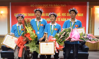 Trao thưởng 4 học sinh VN đoạt giải Olympic tin học quốc tế 2013
