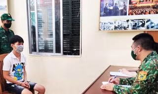 Mặc dù đi điều trị cai nghiện, đối tượng Thành (bìa trái) tranh thủ bán ma túy -Ảnh: V.T