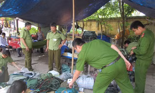 Thu giữ hàng nghìn quân trang bày bán trái phép