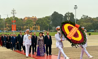 Lãnh đạo Đảng, Nhà nước và các ĐBQH vào lăng viếng Chủ tịch Hồ Chí Minh