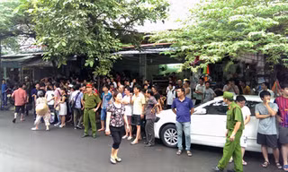 Người dân theo dõi vụ việc.
